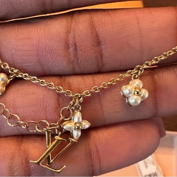 Louis Vuitton Floragram Gold Bracelet (box included) - Picture 4 of 4